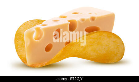 Pezzo di formaggio e i chip isolati su sfondo bianco. Percorso di clipping. Massima profondità di campo. Foto Stock