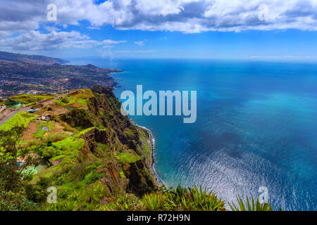 Vista panoramica della costa dell'isola di Madeira dal Cabo Girao view point, Portogallo Foto Stock