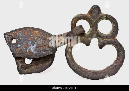 Ottone o bronzo chiusura della cinghia con tre occhi, residuo di pastella, la fibbia della cintura accessorio di abbigliamento abbigliamento terreno trovare bronzo metallico di rame, con raccordi 4,0 cast rivettata ottone o bronzo della fibbia della cintura di sicurezza costituito da grandi occhi allungata con incavo in cima al di sopra di due piccoli occhi. foglia in forma tra. Resto di accessori in pelle in un occhio striscia arricciata di rame collegata alla semi-pezzo circolare di hardware ornamentali archeologia Rotterdam galleria ferroviaria di attaccare il fissaggio tenendo lungo la cinghia terra scoperta: galleria ferroviaria Rotterdam. Foto Stock