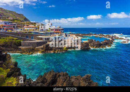 Splendido panorama su Porto Moniz regione, piscine naturali dell'isola di Madeira, Portogallo Foto Stock