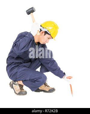 Man tenere il martello e scalpello a freddo su bianco Foto Stock