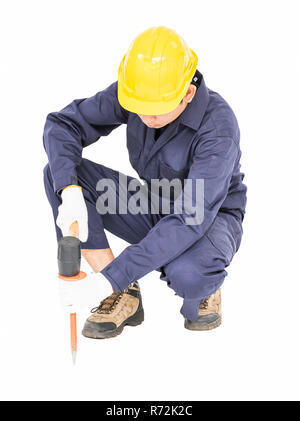 Man tenere il martello e scalpello a freddo su bianco Foto Stock