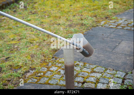 Campione di acqua, impianti di depurazione delle acque, schwaebisch hall, hohenlohe regione, Baden-Wuerttemberg, Heilbronn-Franconia, Germania Foto Stock