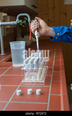 Campione di acqua, impianti di depurazione delle acque, schwaebisch hall, hohenlohe regione, Baden-Wuerttemberg, Heilbronn-Franconia, Germania Foto Stock