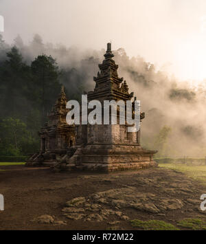 Il Candi Gedong Songo a sunrise. Un 9th-secolo tempio Buddista complesso su un vulcano vicino a Semarang, Java, Indonesia. Foto Stock