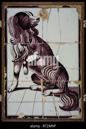 Pannello di piastrelle, sei piastrelle, viola in bianco, seduta cane a sinistra sollevata la gamba anteriore, immagine di piastrella ceramica smalto di terracotta, cotta 2x verniciato satinato due larghe tre alta. Foto Stock