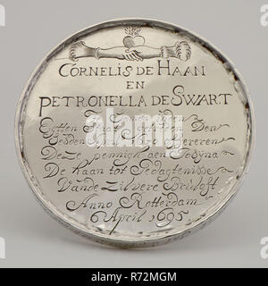 Argentiere: Cornelis de Haan, medaglia per il XXV anniversario di matrimonio di Cornelis de Haan e Petronella de Swart il 6 aprile 1695, medaglia di nozze immagine medaglia di argento, inciso medaglia cavo costituito da due piastre separate con un bordo intermedio. Rappresentazione frontale di nozze con cuore ardente sotto l'iscrizione. Invertire il lato inciso con una rappresentanza di gallo con loro e pulcini sotto Iscrizione Iscrizione: XXV Nozze Nozze Nozze Nozze d argento party di nozze ricordare Foto Stock