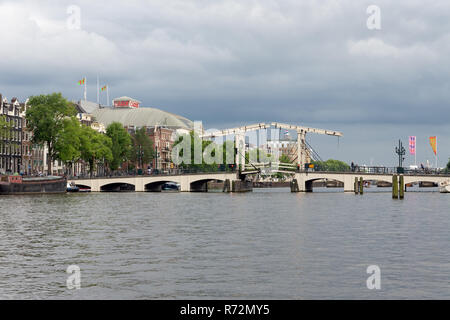 Vista in Magere Brug, famoso ponte olandese in canali di Amsterdam Foto Stock