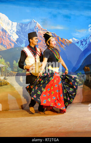 Tibetano tradizionale danza eseguita da un gruppo folcloristico, Kathmandu, Nepal Foto Stock