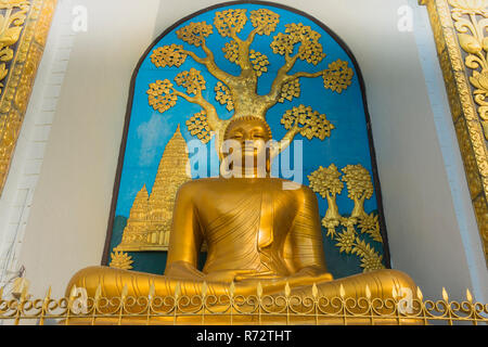 Rappresentazione del Buddha, la pace del mondo pagoda, Giapponese tempio buddista, valle di Pokhara in Nepal Foto Stock