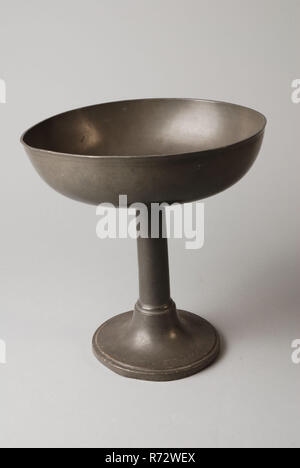 Lattoniere: Johannes Daniël Druy, a calice ciotola con testo inciso sulla base rotonda CHIESA FEASTDUE DELFSHAVEN, Coppa Shell scala titolare stagno, cast Round base cava diventando stretto ad alta stelo vaso recipiente in piedi sulla parte inferiore del tronco: angelo con ramo di palma in ovale banderol sopra in cui Druy colata di metallo Delfshaven a tutela della chiesa religione chiesa Chiesa cena piatto di raccolta il protestantesimo cerimonia religiosa cerimonia Rotterdam Foto Stock