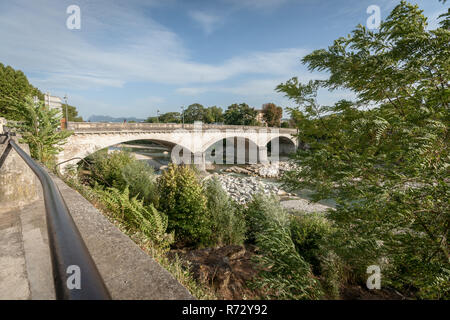 Il "Pont Frédéric Mistral" campate del ponte il roccioso, turbolento, veloce-fluente fiume Drôme nella storica cittadina medievale di cresta in Francia Foto Stock