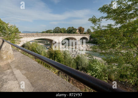 Il "Pont Frédéric Mistral" campate del ponte il roccioso, turbolento, veloce-fluente fiume Drôme nella storica cittadina medievale di cresta in Francia Foto Stock