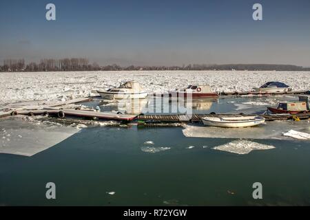 Zemun, Belgrado, Serbia, Gennaio 2017 - Imbarcazioni circondato da blocchi di ghiaccio sul fiume Danubio Foto Stock