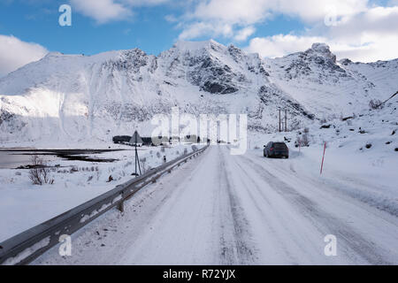 In inverno il paesaggio diurno in Norvegia. Il modo principale lungo le isole Lofoten, strada Lofast E10 Foto Stock