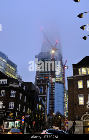 La Shard contemplati nel cloud London REGNO UNITO Foto Stock