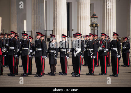 Allievi Ufficiali presso l'accademia militare reale Sandhurst prendere parte alla parata sovrani prima di essere commissionato. Foto Stock