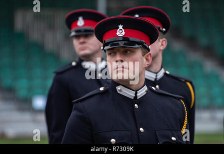 Allievi Ufficiali presso l'accademia militare reale Sandhurst prendere parte alla parata sovrani prima di essere commissionato. Foto Stock