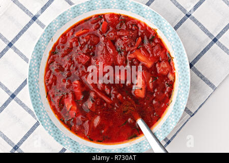Russo e ucraino alimentare nazionale - la barbabietola rossa zuppa, borscht . Primo piano.vista superiore Foto Stock