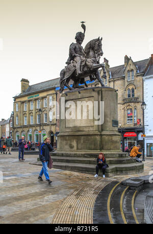 L'antico centro storico della città di Durham nella Contea di Durham nel nord est dell' Inghilterra e la statua del marchese di Londonderry Foto Stock