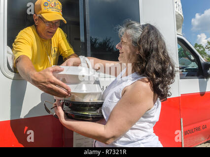 Un Southern Battista Disaster Relief volontario fornisce pasti caldi per un diluvio vittima di Baton Rouge, Louisiana. Foto Stock