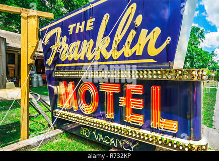 Un segno da Franklin Motel si siede sul prato anteriore al Biggar's Antiques in Chamblee, Georgia, 10 giugno 2014. A conduzione familiare, il negozio era fondata nel nuovo Y Foto Stock