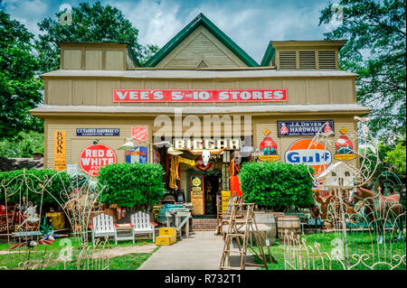 Annunci pubblicitari Vintage coprire la facciata frontale di Biggar's Antiques in Chamblee, Georgia, 10 giugno 2014. Foto Stock