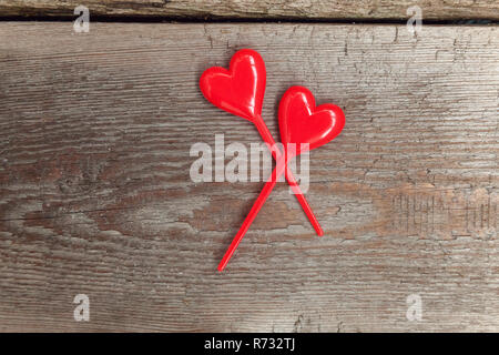 Valentino concetto di sfondo rosso con cuore in legno rustico. Happy lovers day card mockup, spazio di copia Foto Stock