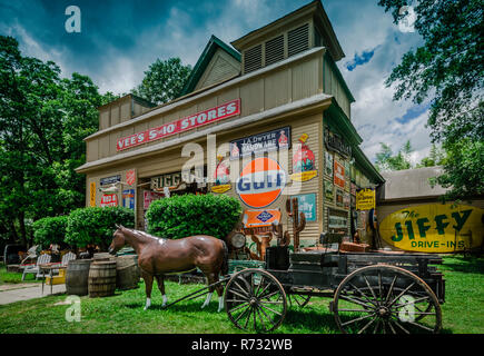 Annunci pubblicitari Vintage coprire la facciata frontale di Biggar's Antiques in Chamblee, Georgia, 10 giugno 2014. Foto Stock