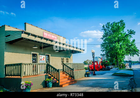 Il sole tramonta sull'Ice House furniture store e il gelido Caboose gelateria, 20 maggio 2014, in Chamblee, Georgia. ( Foto Stock