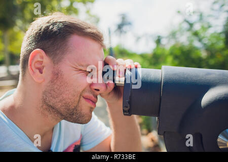 Giovane uomo contro binoculare observation deck view Foto Stock