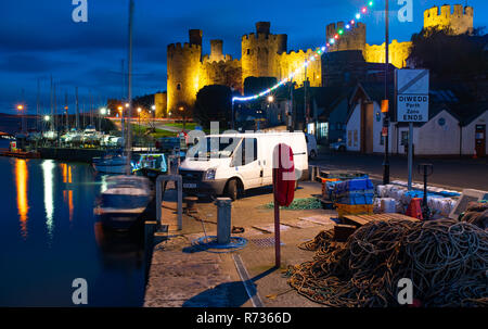 Conwy Castle e la banchina sul fiume Conwy, il Galles del Nord. Immagine presa in autunno 2018. Foto Stock