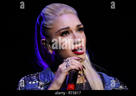 CALABASAS, Los Angeles, CA, Stati Uniti d'America - 02 dicembre: cantante Gwen Stefani esegue sul palco all'unico Amore Malibu Festival concerto benefico per Woolsey Fire R Foto Stock