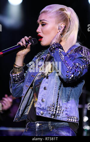 CALABASAS, Los Angeles, CA, Stati Uniti d'America - 02 dicembre: cantante Gwen Stefani esegue sul palco all'unico Amore Malibu Festival concerto benefico per Woolsey Fire R Foto Stock