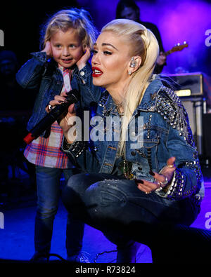 CALABASAS, Los Angeles, CA, Stati Uniti d'America - 02 dicembre: cantante Gwen Stefani esegue sul palco all'unico Amore Malibu Festival concerto benefico per Woolsey Fire R Foto Stock