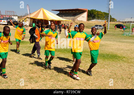 Namib schoolkids giocando a calcio a un concorso in Otjiwarongo Foto Stock