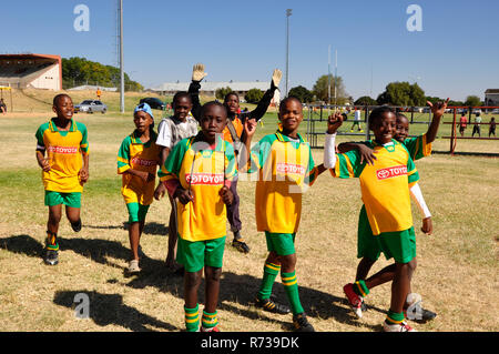 Otjiwarongo: Namib schoolkids giocando a calcio a un concorso Foto Stock