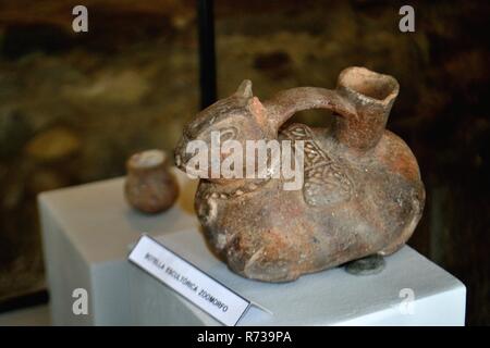 Ceramica Barattolo Cuy -sepoltura appartenente a Ichic Willcahuain - Museo Archeologico di WILKAWAIN. Dipartimento di Ancash.PERÙ Foto Stock