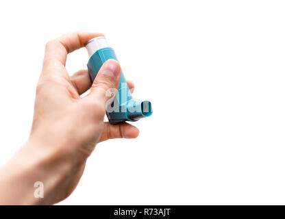 Uomo caucasico con asma spray in mano il bianco sullo sfondo isolato. Attacco d'asma concetto, Foto Stock