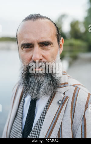 Uomo in piedi dal lago Foto Stock