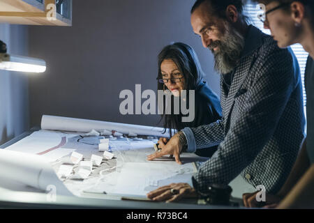 Giovane lavora con il figlio in home office Foto Stock