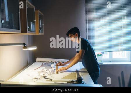 Uomo che lavora in ufficio a casa Foto Stock