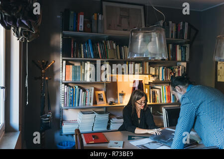 Giovane lavorando in ufficio in casa Foto Stock