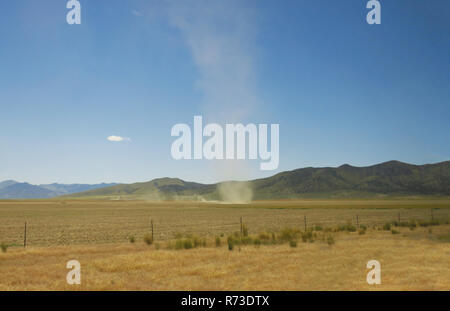 Un dipositivo di polvere agitando nel deserto dello Utah. Foto Stock