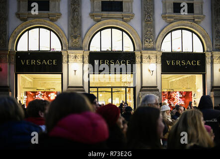 Milano, Italia - 7 Dicembre 2018: folla di persone in negozio per i regali di Natale di fronte alla boutique Versace store windows in Galleria Vittorio Emanuele Foto Stock