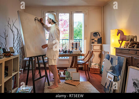 Artista che lavora su tela in studio Foto Stock