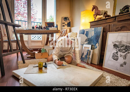 Artista che lavora su tela in studio Foto Stock