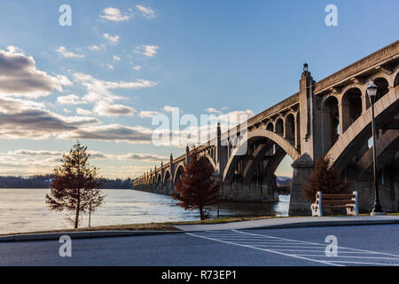 Veterans Memorial ponte che attraversa il fiume Susquehanna nel centro di Pa Foto Stock