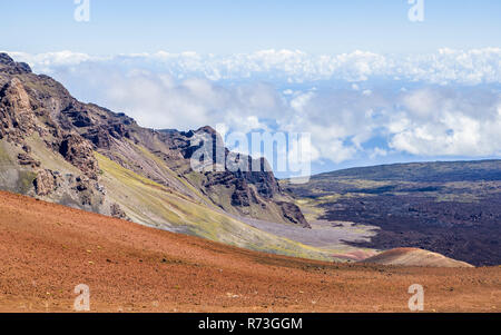 Una vista guardando in giù nel Cratere Haleakala con l'Oceano Pacifico al di là, Haleakal National Park, Maui, Hawaii, Stati Uniti d'America. Foto Stock