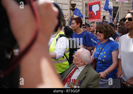 Nel giugno 2018 centinaia di migliaia di persone hanno girato fino ai popoli votazione marzo a Londra per esprimere la loro opinione su Brexit. Foto Stock